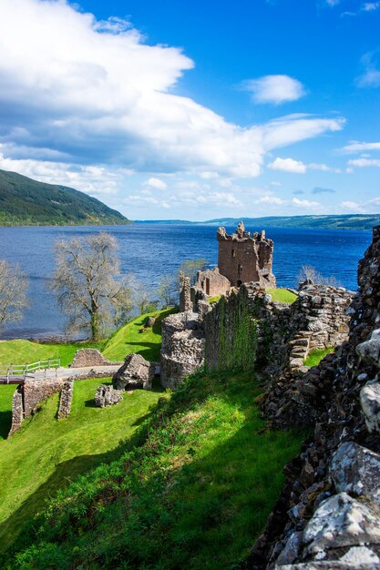 Restos do Castelo de Urquhart em Loch Ness, na Escócia. Loch Ness é uma cidade nas Highlands na Escócia, no Reino Unido.