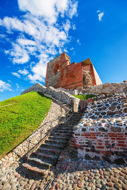 Restos do complexo do castelo na colina no centro histórico da cidade velha de Vilnius, Lituânia.