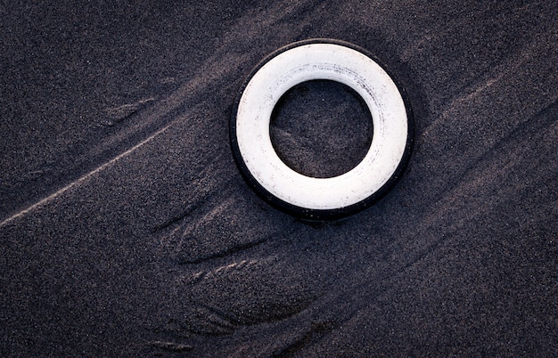 Restos de un neumático viejo en una playa.