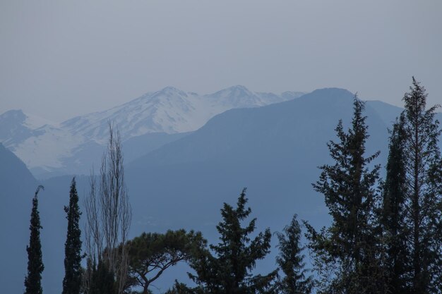 Restos de nieve en lo alto de las montañas