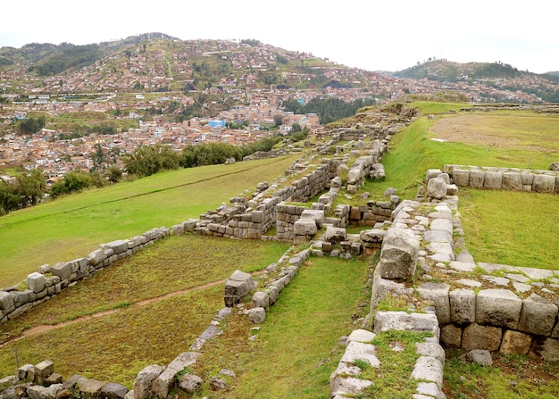 Restos parciales de la antigua ciudadela incas de Sacsayhuaman en la cima de una colina con vistas a la ciudad de Cusco Peru