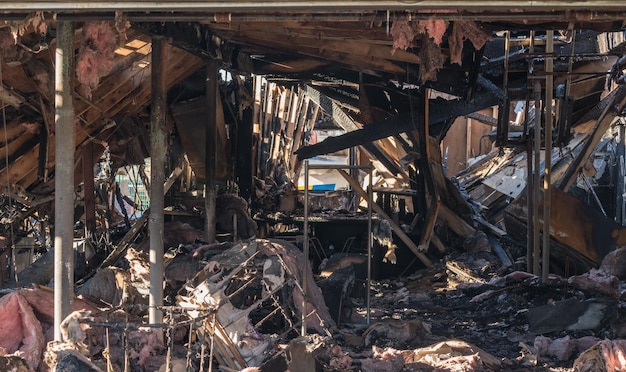 Foto restos queimados de um prédio de escritórios destruído pelo fogo