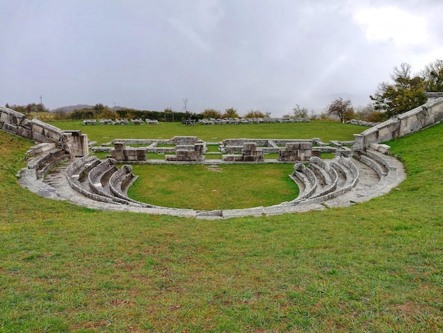 Foto restos de teatro en el sitio arqueológico de sepino en molise, italia durante el día