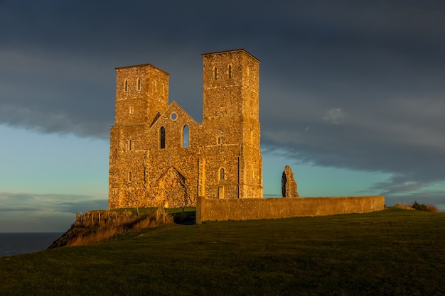 Restos de las torres de la iglesia Reculver bañadas por el sol de la tarde en invierno en Reculver