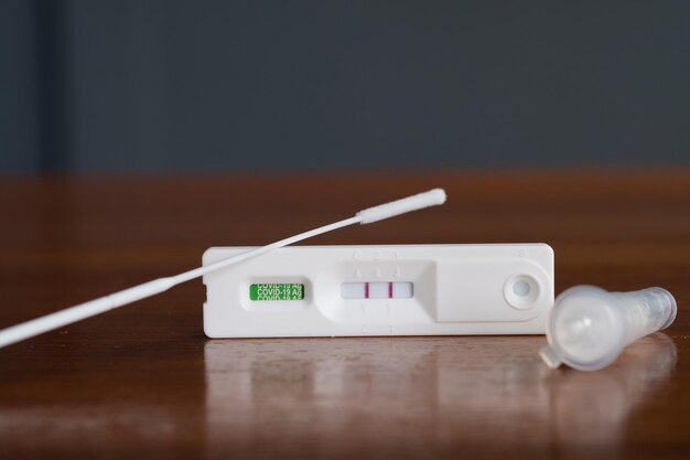 Resultado de teste positivo Covid19 com kit de teste rápido de antígeno ATK O teste mostrou um resultado positivo