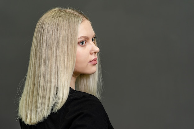 Resultado de tingimento de cabelo. Modelo loira com cabelos lisos. Copie o espaço