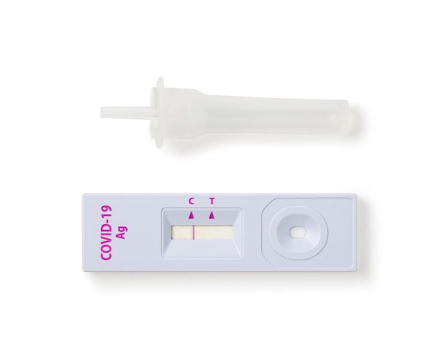 Resultado do teste negativo usando o teste rápido para COVID-19, Coronavirus Self nasal ou home test, Lockdown and home Isolation concept.