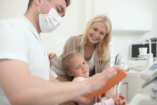 Resultados de la radiografía. Un médico que explica los resultados de la radiografía a la madre de los niños