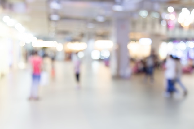 Resumen borrosa centro comercial de grandes almacenes con fondo de personas