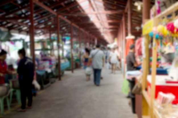 Resumen borrosa gente caminando en el mercado.