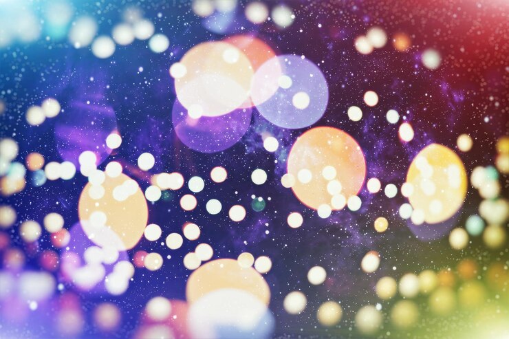 Foto resumen borroso de fondo de luces de bombillas brillantes azules y plateadas: desenfoque del concepto de decoraciones de papel tapiz de navidad.
