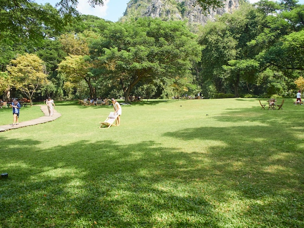 Resumen borroso del parque con gente sentada y relajante.