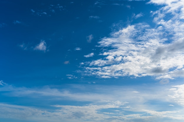 Resumen cielo azul con blanco podría para el fondo