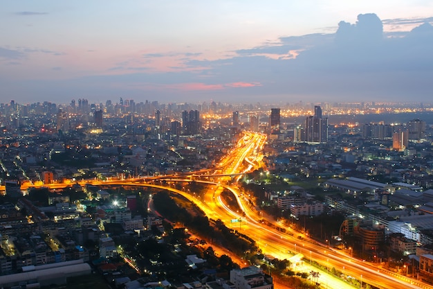 Resumen de la ciudad de Bangkok con la carretera Y al amanecer