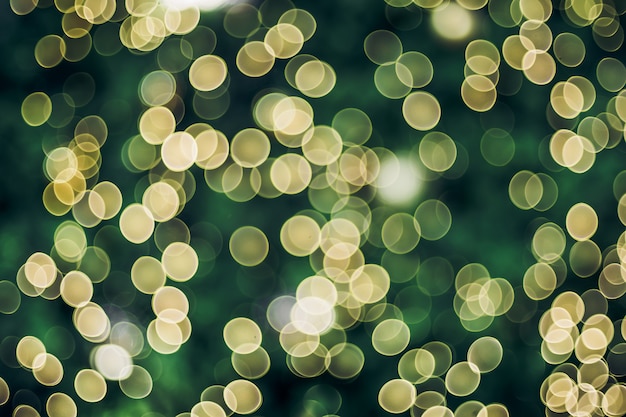 Resumen desenfoque decoración bola y cadena de luz en árbol de Navidad con luz bokeh