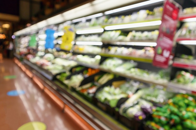 Foto resumen desenfoque de frutas y verduras orgánicas frescas en los estantes de la tienda de supermercado desenfocado fondo claro bokeh