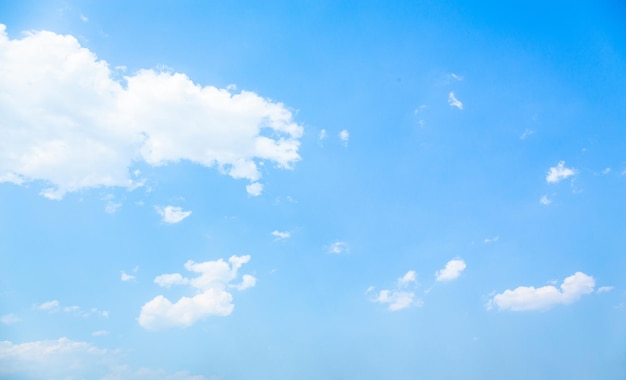 Resumen Fondo de cielo de luz solar brillante natural con efecto de luz Destello de lente ilustración realista Destello solar con rayos dorados durante el amanecer o el atardecer para el diseño de fondo