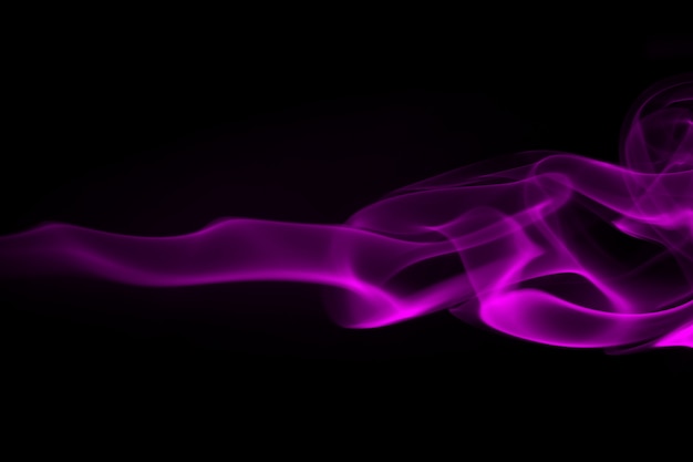 Resumen de humo púrpura en negro y concepto de la oscuridad