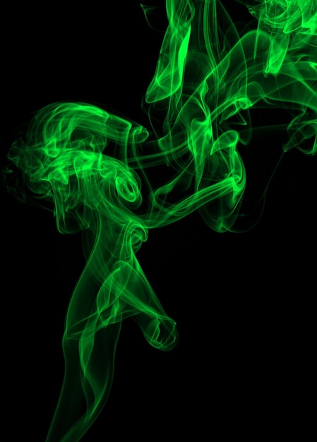 Resumen de humo verde sobre fondo negro