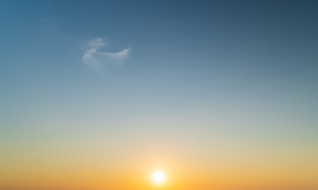 Resumen increíble escena de aturdimiento Colorido atardecer nubes de fondo en la naturaleza y el concepto de viaje