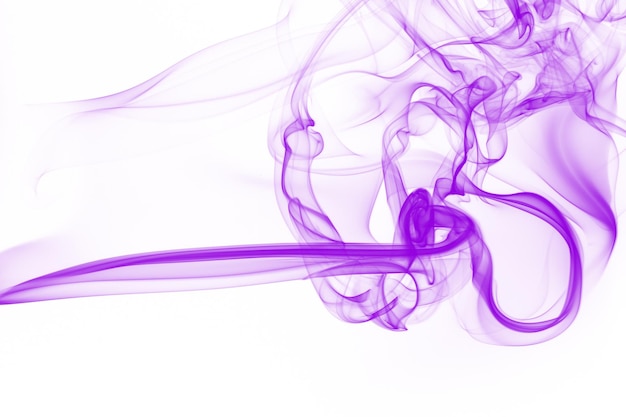 Resumen de movimiento de humo púrpura sobre fondo blanco