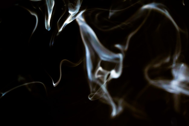 Resumen movimiento de la línea de humo con efecto de luz blanca sobre fondo negro