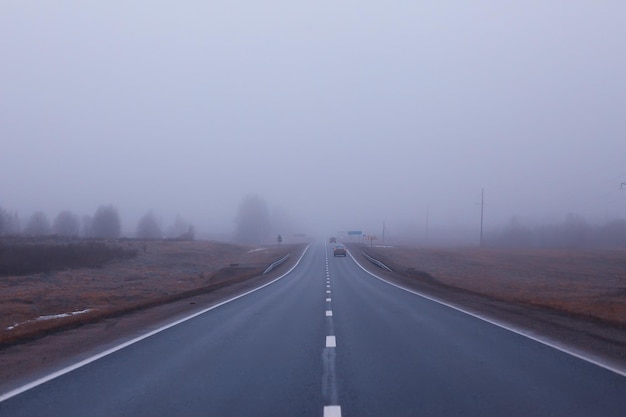 Resumen de nieve de niebla de carretera de invierno, vista horizontal en transporte de noviembre