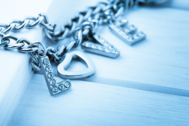 Resumen la palabra amor de la cadena de metal accesorio de mujer en forma de corazón y diamantes