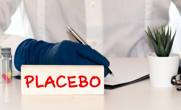 Foto resumen de la palabra placebo en bloques de tipo madera de impresión de letras vintage