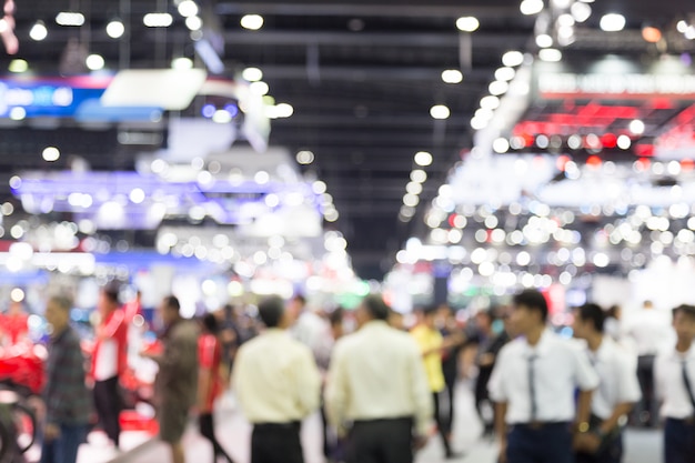 Resumen de personas borrosas en el salón de exposiciones salón del automóvil evento de fondo