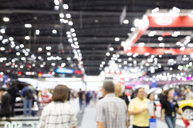 Resumen de personas borrosas en el salón de exposiciones salón del automóvil evento de fondo