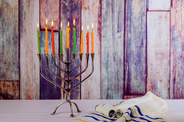 Resumen retro de la fiesta judía Hanukkah con menorah luces defocused tradicionales