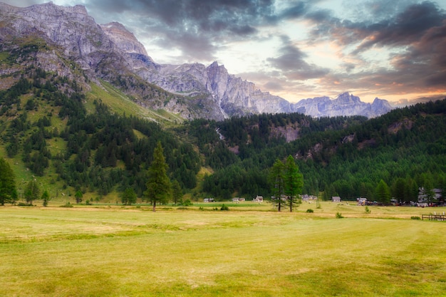 Resumen sobre un paisaje alpino