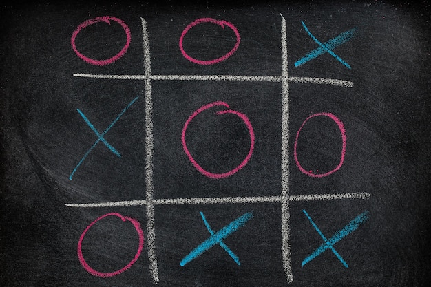 Foto resumen tic tac toe game competition xo win challenge concept en tablero negro