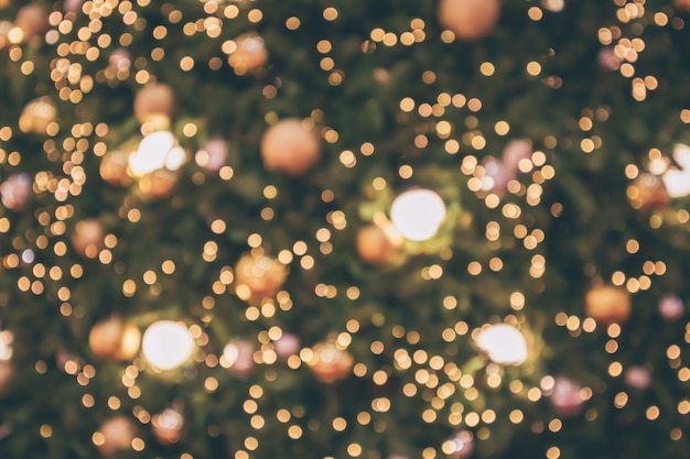 Foto resumen de vacaciones de navidad con luz festiva de oro bokeh sobre fondo borroso de árbol