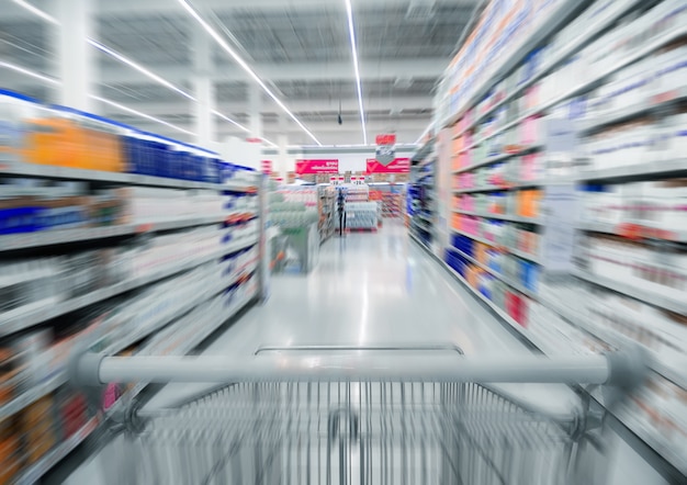 Resumo borrão supermercado varejo e shopping center interior com carrinho de compras