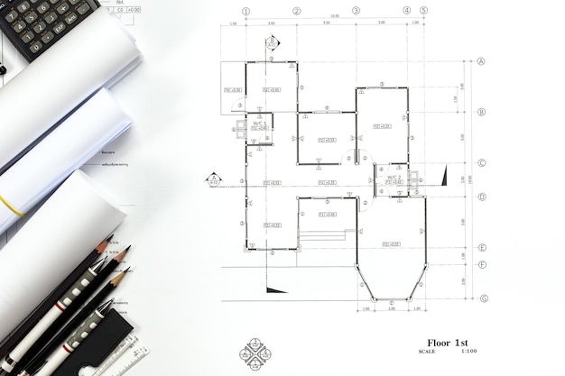 Foto resumo de desenhos de engenharia com fundo em branco para sua palavra. ferramentas do plano de construção com espaço vazio na mesa.