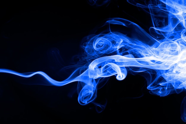 Resumo de fumaça azul sobre fundo preto. conceito de escuridão