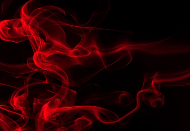 Resumo de fumaça vermelha no design de fogo de fundo preto