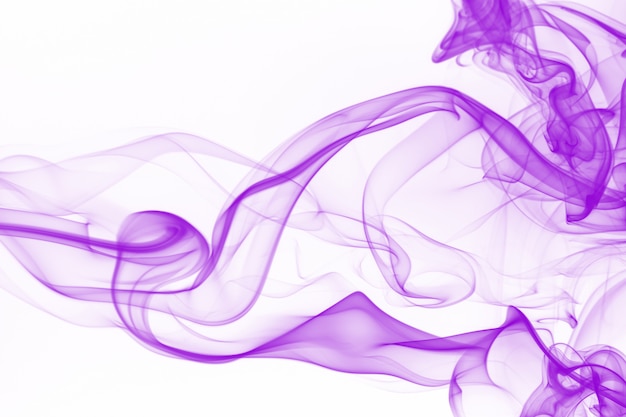 Resumo de movimento fumaça roxa no fundo branco