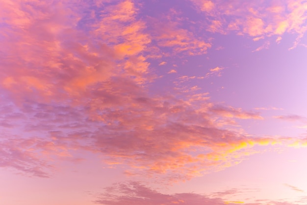 Resumo e padrão de fundo de cor de tendência violeta de veludo céu nuvem