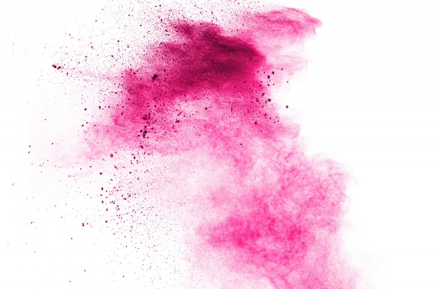Resumo profundo explosão de pó rosa sobre fundo branco. Congele o movimento de respingos de pó rosa profundo.