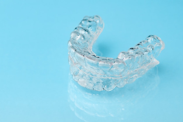 Retentores de dentes transparentes isolados em azul