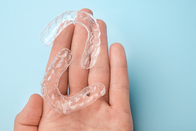 Retentores de dentes transparentes na mão