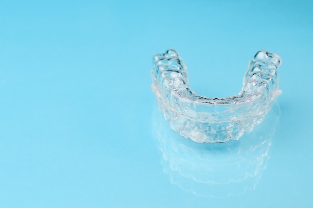 Retentores removíveis dos dentes isolados em azul