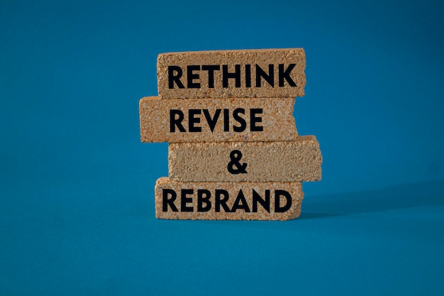 Foto rethink revise rebrand símbolo palavra conceito rethink revise e rebrand em blocos de tijolos