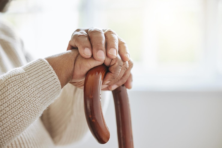 Foto retiro de manos y bastón de caminar con persona mayor de cerca en el hogar para el equilibrio o la estabilidad rehabilitación de recuperación o bienestar y anciano residente con discapacidad en el apartamento para el apoyo