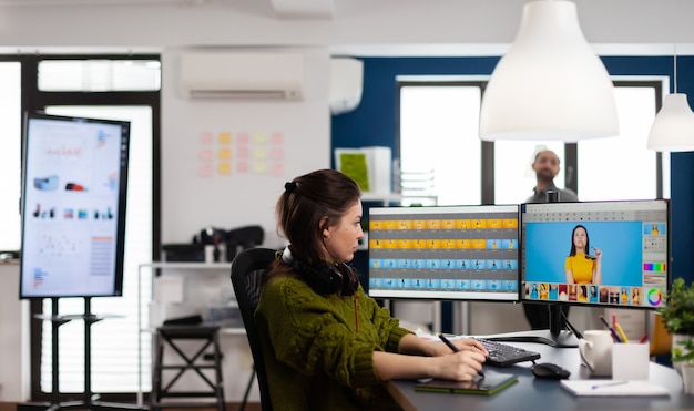 Foto retocador de fotos de mujer profesional que trabaja con activos digitales en una empresa multimedia creativa con lápiz óptico