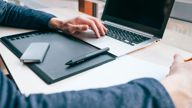 Retoque de edição de fotos. artesanato de ideias de visão criativa. homem trabalhando em um laptop e tablet gráfico com caneta