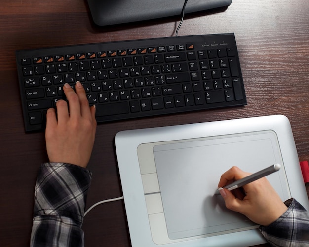 Retoucher está fazendo seu trabalho usando o computador no escritório